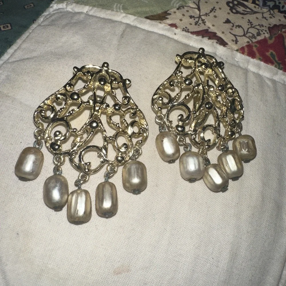 Vintage Sarah Coventry Venetian Lace Gold Tone Clip Earrings With Faux Pearls